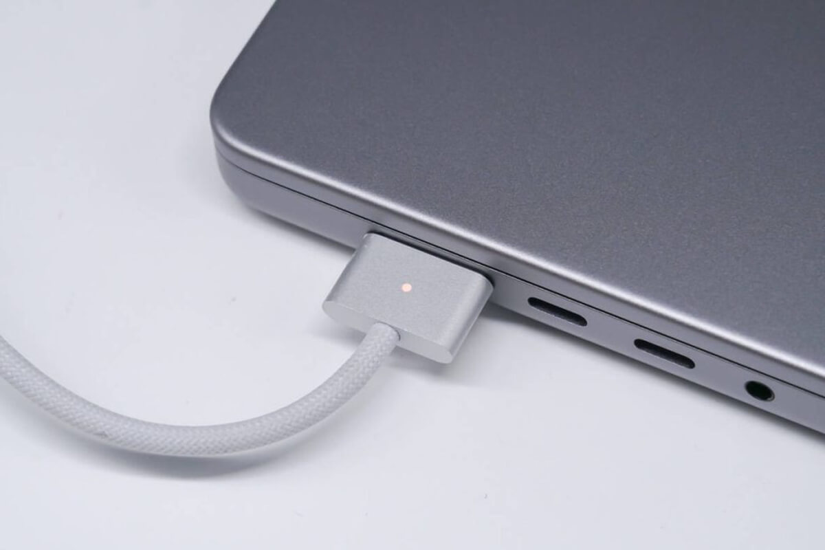 charge macbook with braided magsafe 3 cable